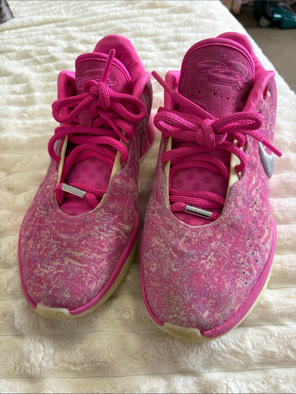 Nike LeBron 21 in bright fuchsia pink marble